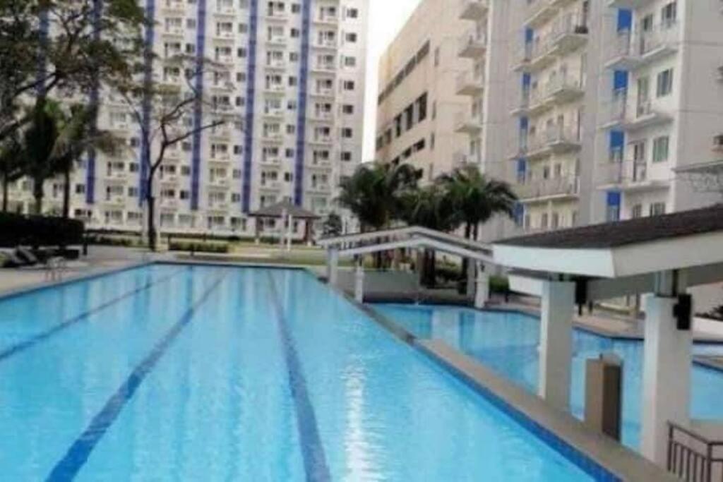 كويزون سيتي Grass Residences Sm North Edsa And Trinoma المظهر الخارجي الصورة