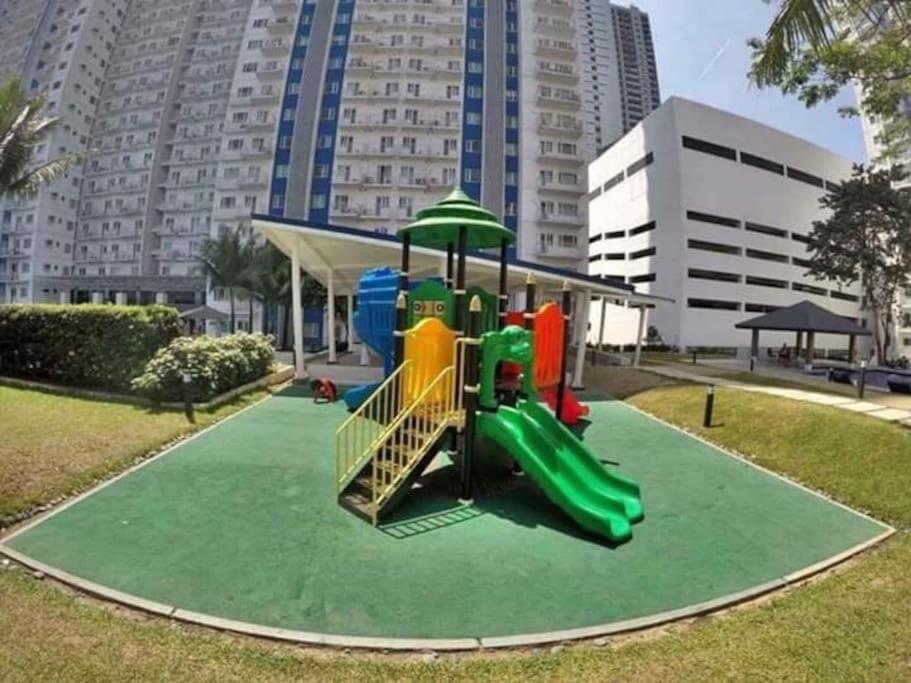 كويزون سيتي Grass Residences Sm North Edsa And Trinoma المظهر الخارجي الصورة